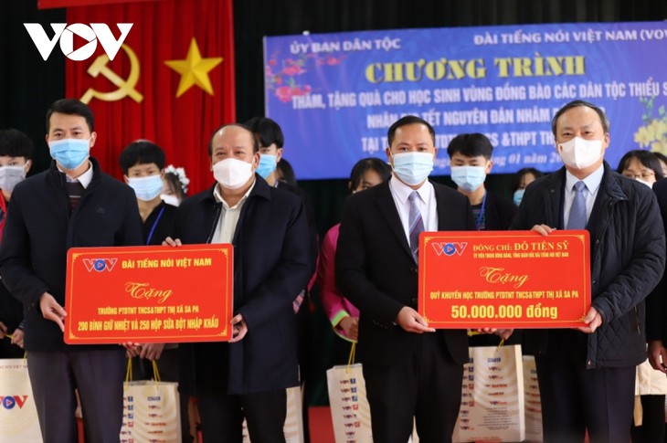 越南各部门、各单位领导人值春节之际看望慰问各地居民